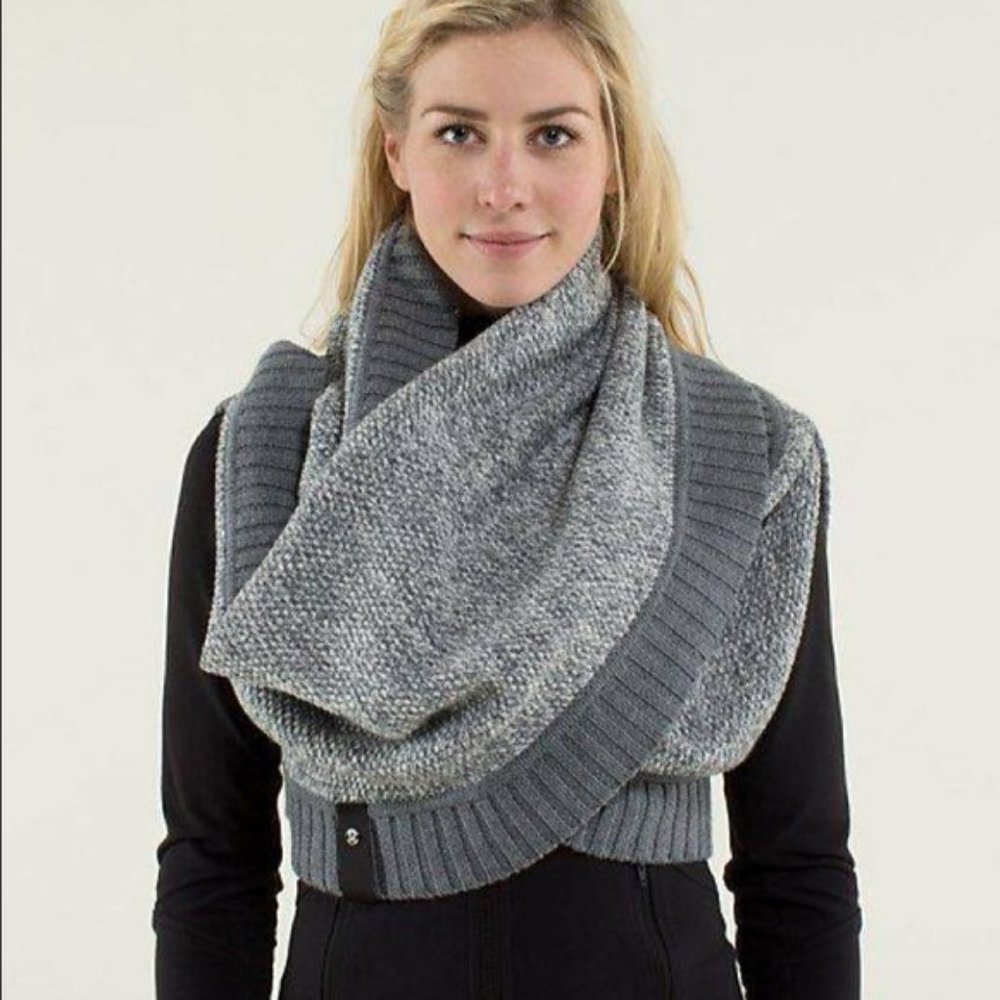 LULULEMON Cozy Yogi Infinity Scarf Wrap in Heathered Medium Grey / Angel Wing OS